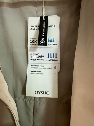 Oysho. Gabardina resistente al frío y a la lluvia