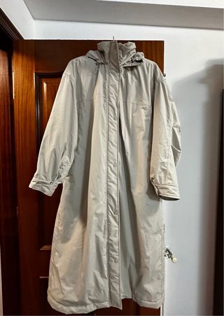 Oysho. Gabardina resistente al frío y a la lluvia
