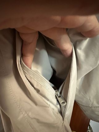 Oysho. Gabardina resistente al frío y a la lluvia