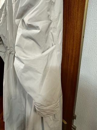 Oysho. Gabardina resistente al frío y a la lluvia