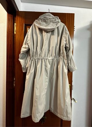 Oysho. Gabardina resistente al frío y a la lluvia
