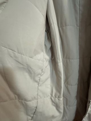 Oysho. Gabardina resistente al frío y a la lluvia