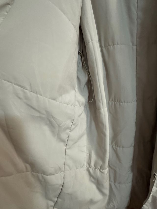 Oysho. Gabardina resistente al frío y a la lluvia