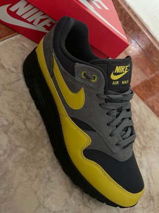 Nike Air Max 1 ESS Gris y Amarillo