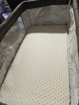 Cuna de bebé con colchón