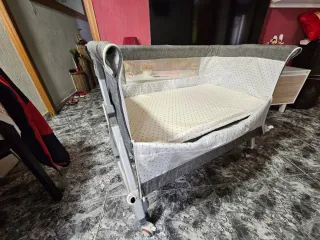 Cuna de bebé con colchón