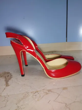 Tacones Christian Louboutin Charol Rojo Talla 40