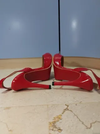 Tacones Christian Louboutin Charol Rojo Talla 40