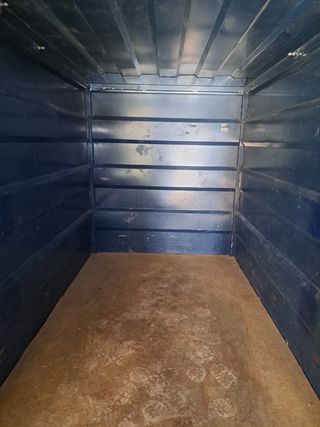 Remolque azul con rueda de repuesto