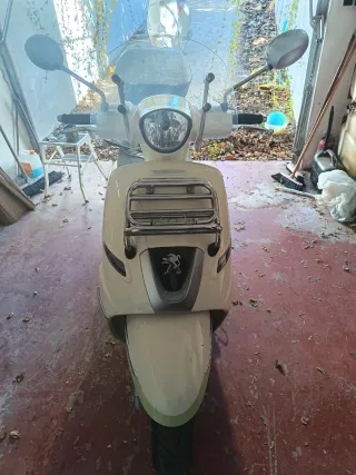 Moto Scooter Blanca y Verde Peugeot