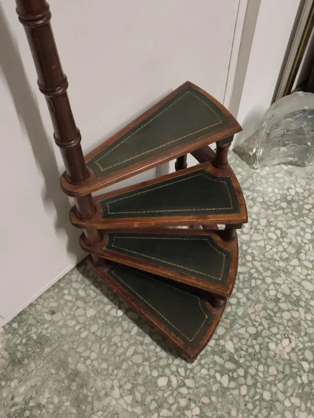 Escalera de biblioteca antigua