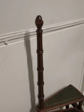 Escalera de biblioteca antigua