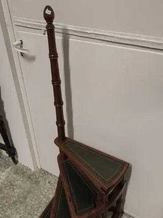 Escalera de biblioteca antigua