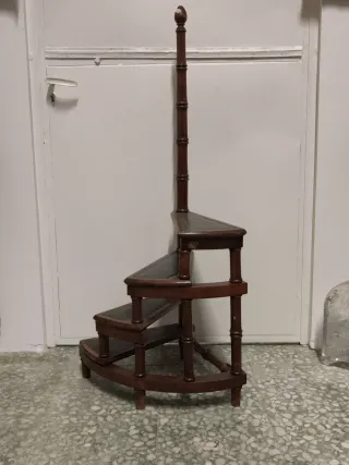 Escalera de biblioteca antigua