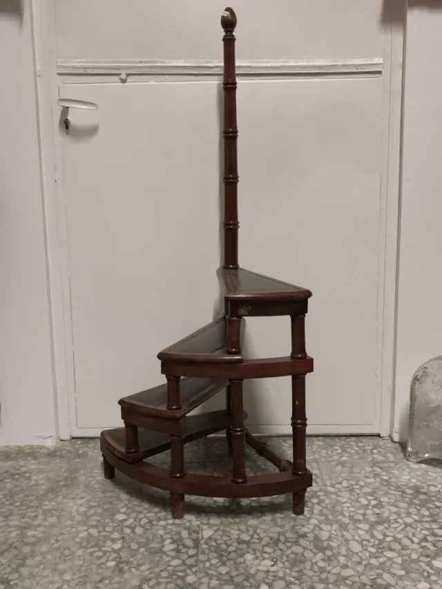 Escalera de biblioteca antigua