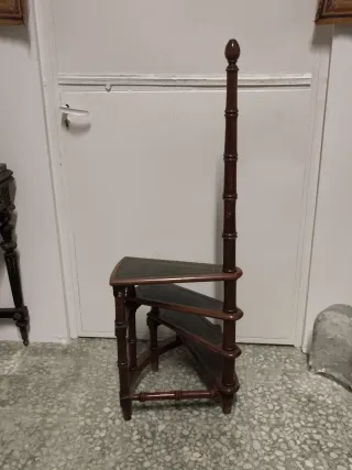 Escalera de biblioteca antigua