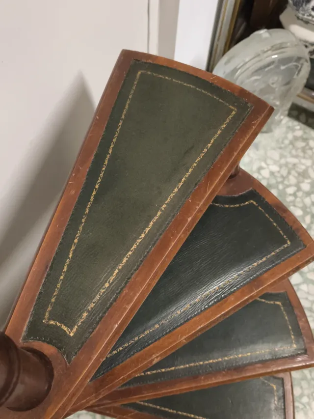 Escalera de biblioteca antigua