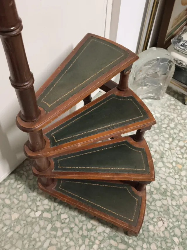 Escalera de biblioteca antigua