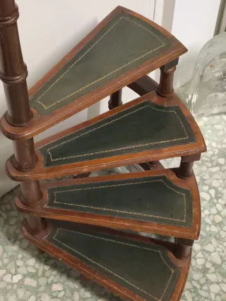 Escalera de biblioteca antigua