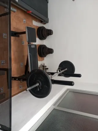 Banco de pesas, mancuernas y discos