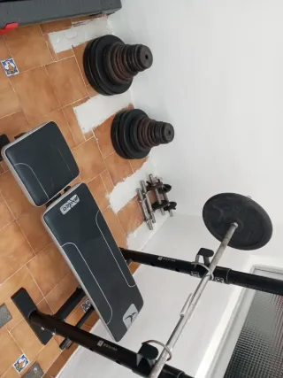 Banco de pesas, mancuernas y discos