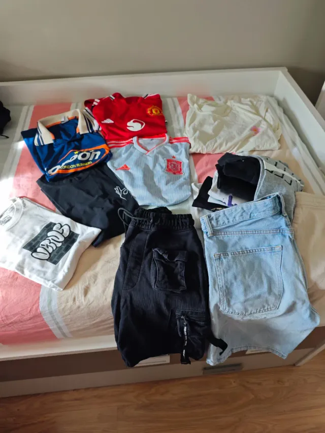 Lote 13 camisetas y 3 pantalones , la mayoria M-L