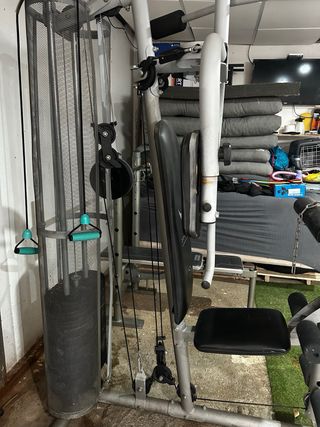 Estación de ejercicios y banco