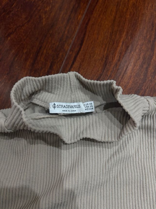 Top Stradivarius beige sin mangas