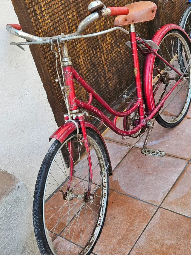Bicicleta Clásica Roja, con matrícula.