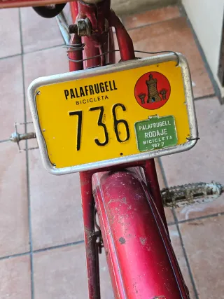 Bicicleta Clásica Roja, con matrícula.