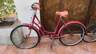 Bicicleta Clásica Roja, con matrícula.