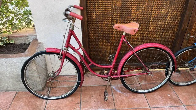 Bicicleta Clásica Roja, con matrícula.