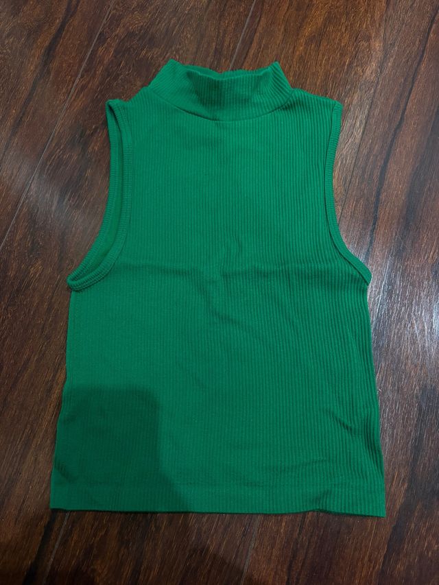 Top verde Stradivarius cuello alto sin mangas