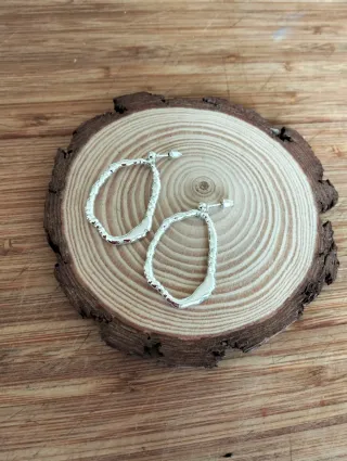 Pendientes plateados.