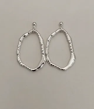 Pendientes plateados.