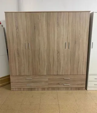 Armario blanco y marrón madera