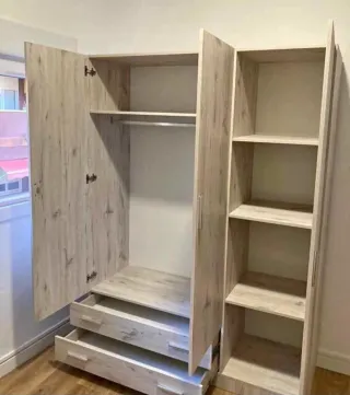 Armario blanco y marrón madera