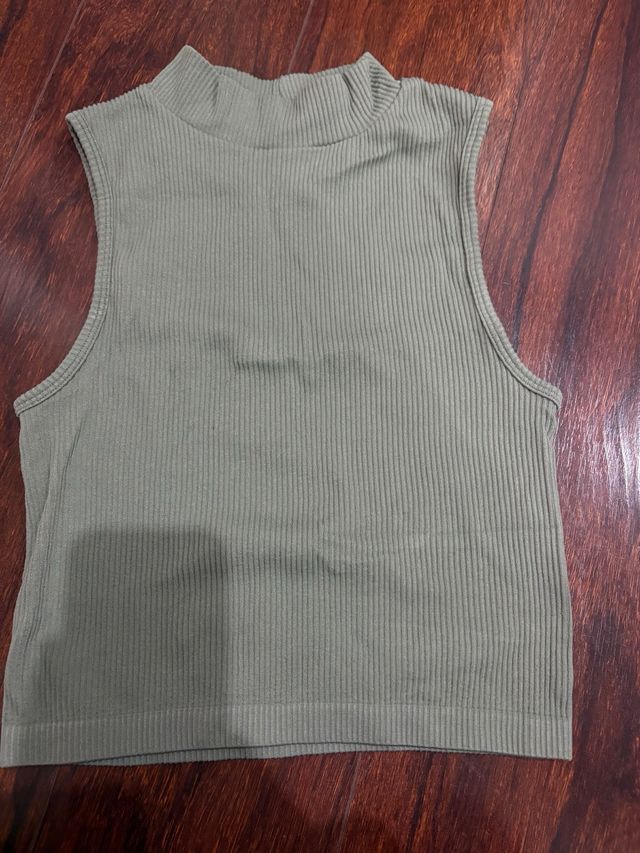 Top verde oliva Stradivarius sin mangas