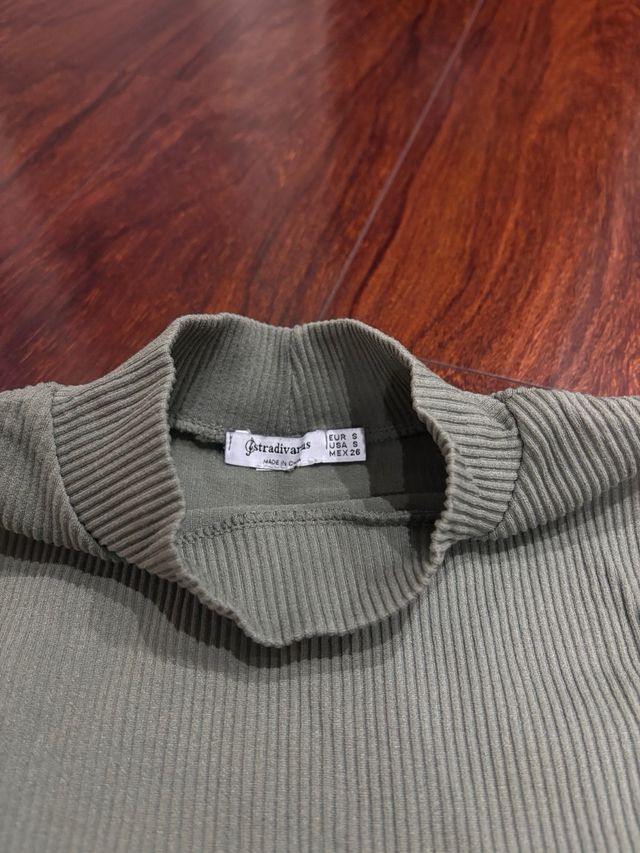 Top verde oliva Stradivarius sin mangas