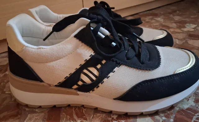 Zapatillas casual beige y negro