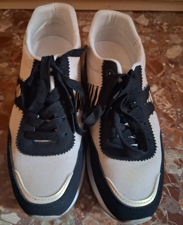 Zapatillas casual beige y negro