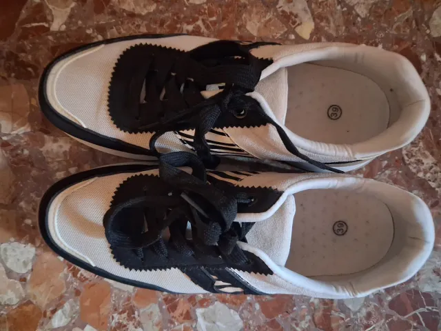 Zapatillas casual beige y negro