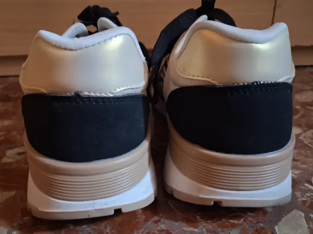 Zapatillas casual beige y negro