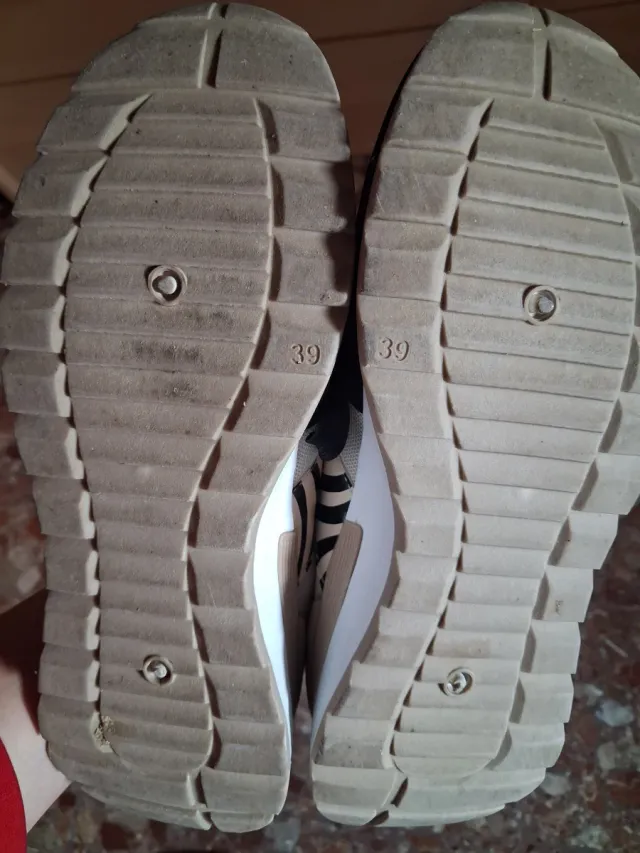 Zapatillas casual beige y negro