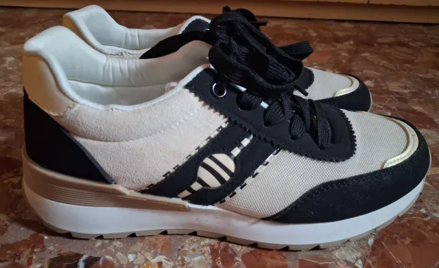 Zapatillas casual beige y negro