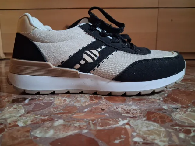 Zapatillas casual beige y negro