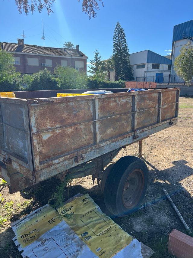 Remolque tractor oxidado
