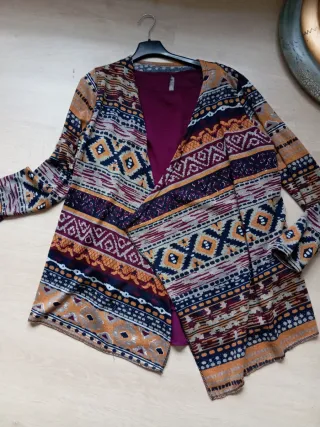 Conjunto chaqueta y blusa estampado étnico