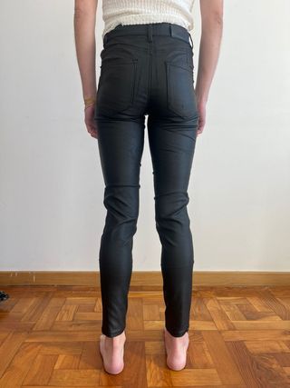 Pantalón pitillo efecto piel