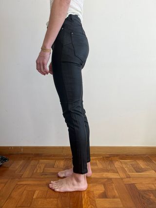 Pantalón pitillo efecto piel